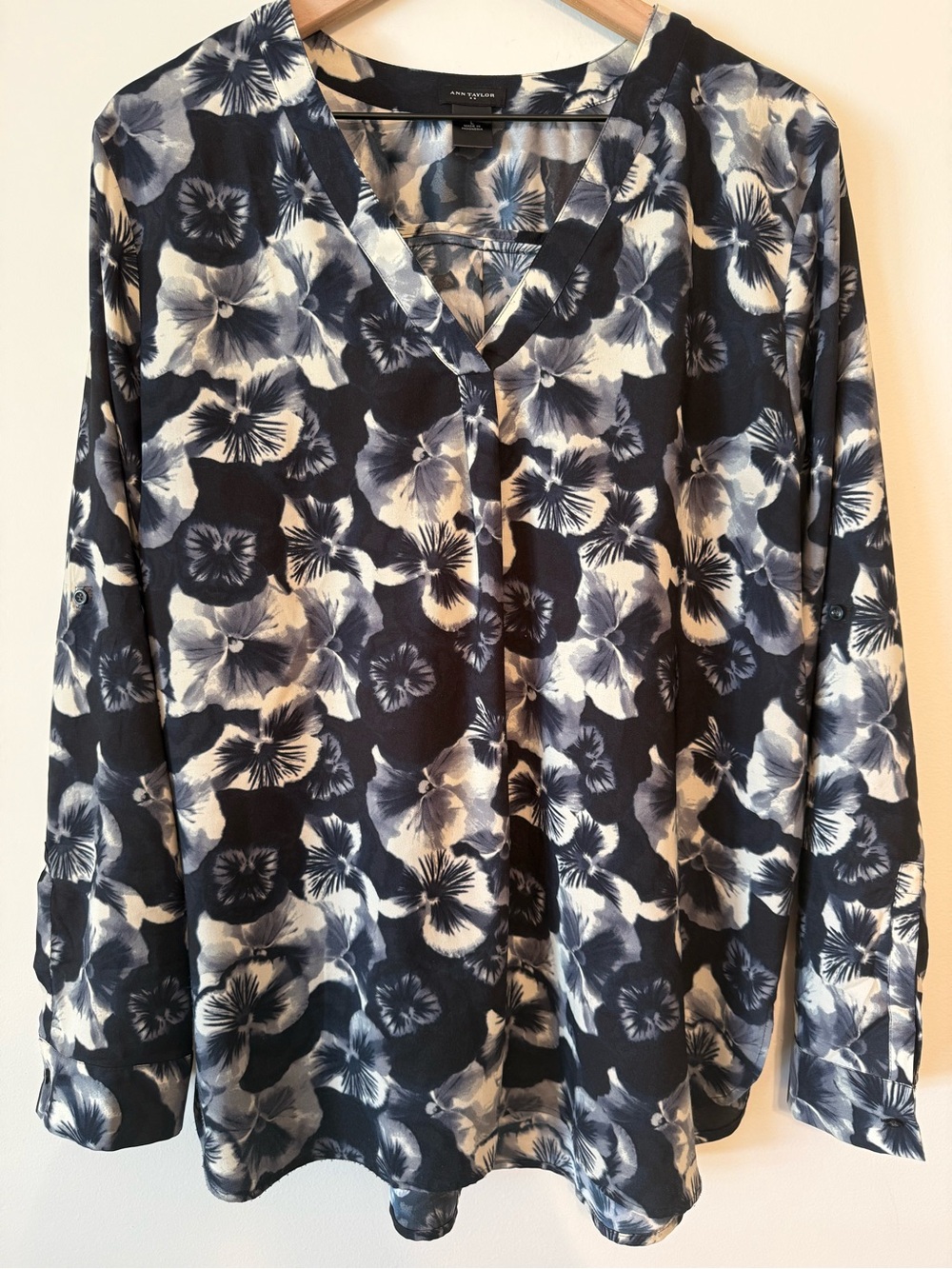 ANN TAYLOR Floral V-Neck Long Sleeve Blouse in Black, Cream & Grey - Picture 1 of 6
